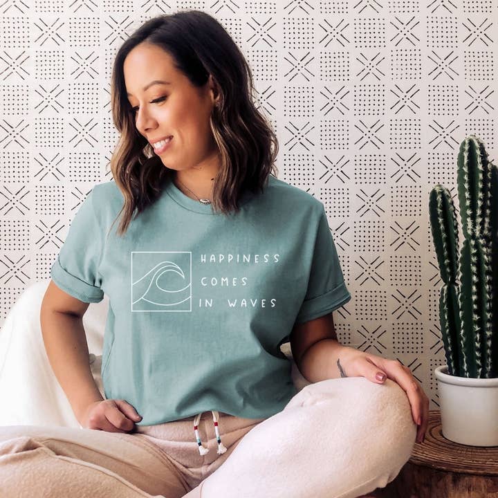 Glücklichsein kommt in Wellen Graphic Tee für den Großhandel von Bella Me