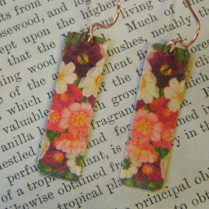 Oorbellen Victoriaanse bloemen in roze Moederdag voor wholesale door Sarah Wood Studio