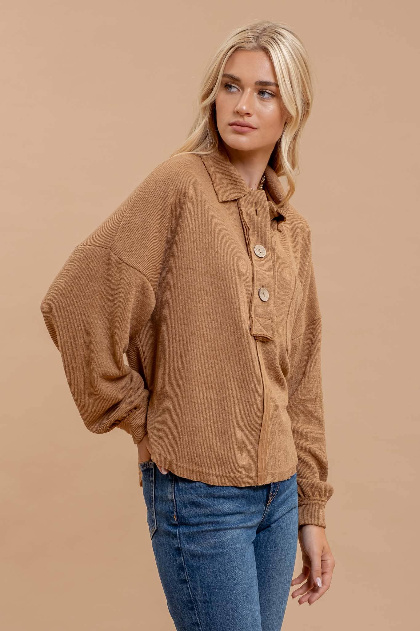 Blu Pepper - Venta al por mayor Jersey corto de punto - Mujer - TOP DE PUNTO CON CUELLO Y BORDES CRUDOS2