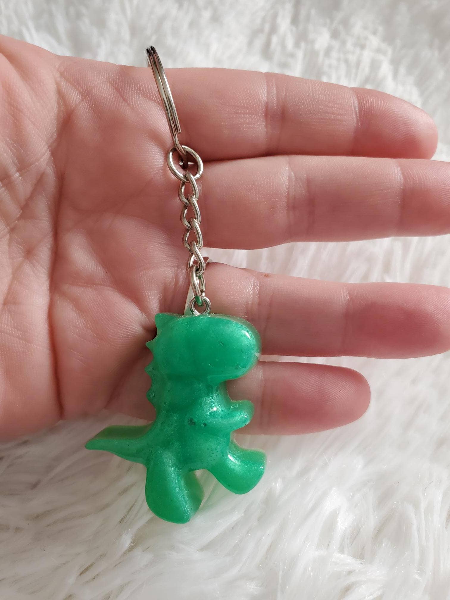 Tots And Tumblers Art - Venta al por mayor Llavero - Niños - Llavero de resina de dinosaurio, llavero tipo mochila9