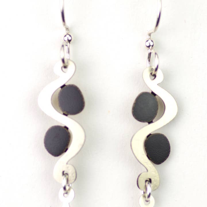 Kurver og prikker ørering for engroshandel hos Beautiful Medusa