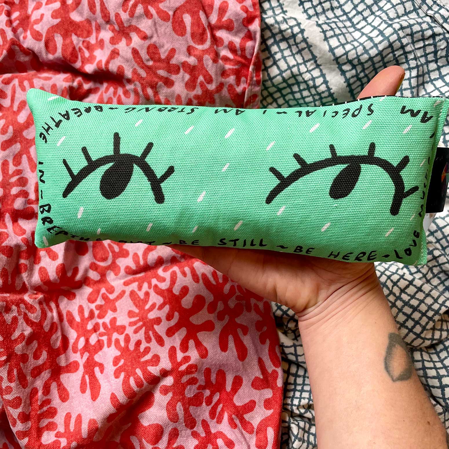 Nicola Rowlands - Vendita all'ingrosso Cuscino ortopedico/per spa - Inspira, espira, occhi verdi, borsa lavanda5