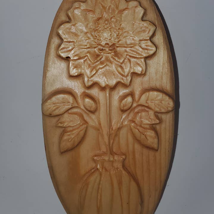 Fiore intagliato a mano in un vaso per la vendita all'ingrosso da parte di Skeeter's Row