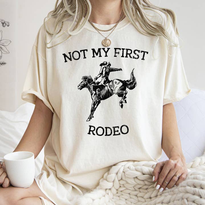 Refinery Number One LLC – wholesale Tunika - Dam – Not My First Rodeo, Cowboy, Bronco Rider, Country, Cowgirl, Tshirt8