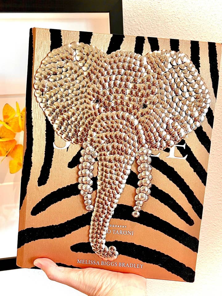 Livre de table à café en forme d'éléphant pour la vente par Monica Santos Art