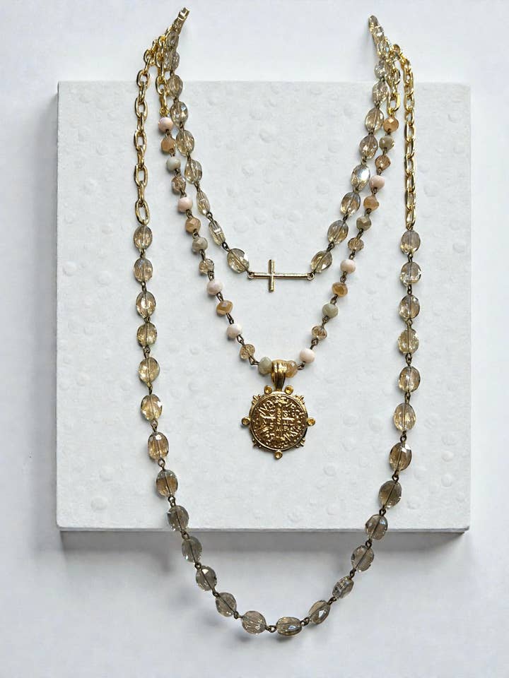 Tre individuella halsband i lager i champagne och guld för wholesale av Ava Capri