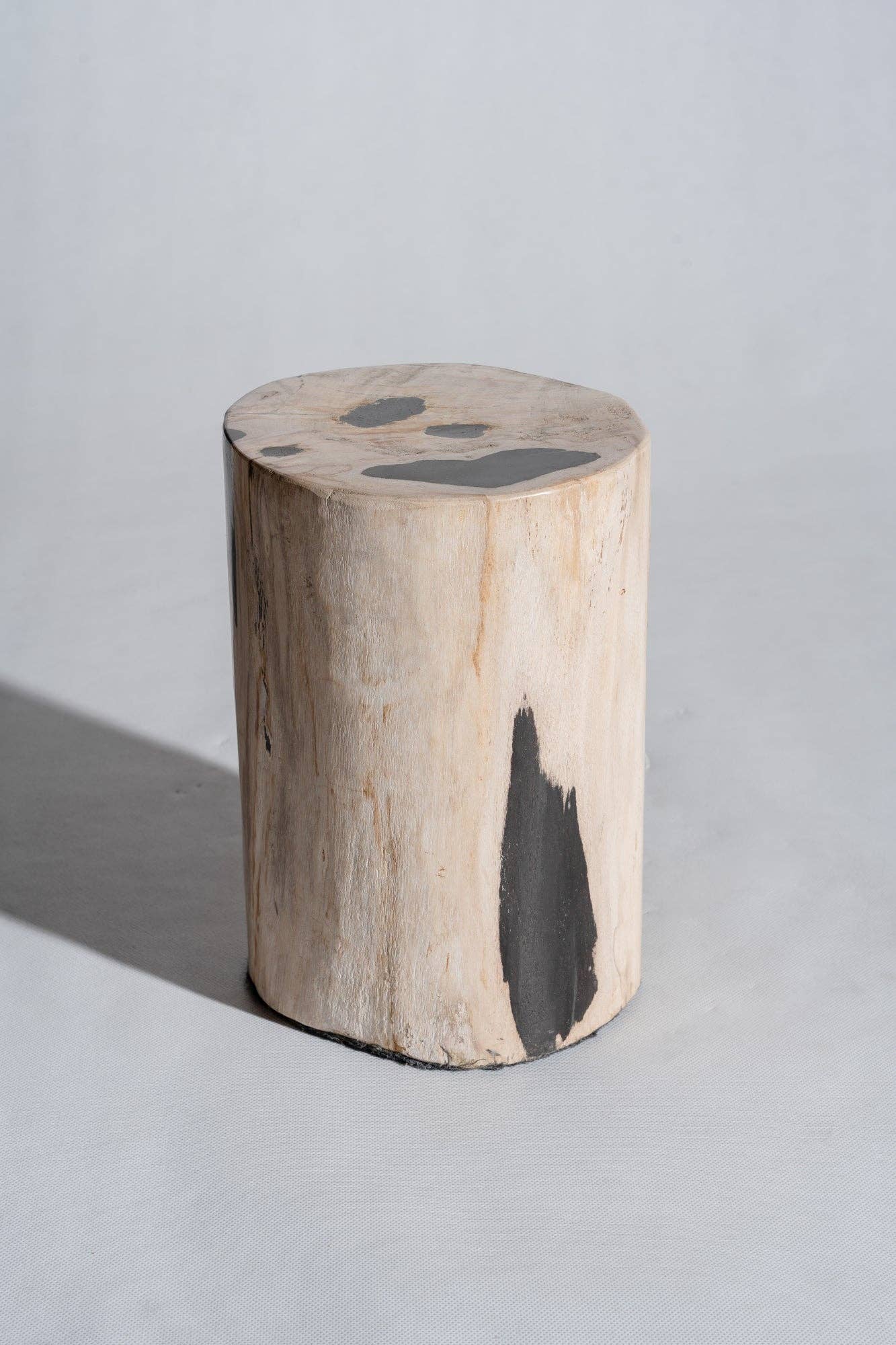 Office Objets - Wholesale Side Table - White petrified wood side table with black spots H:27.5 D:1876