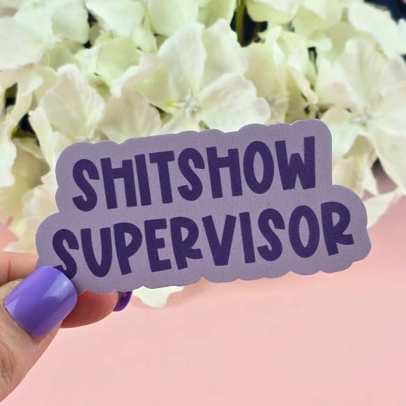 Vandtæt Klistermærke - Shitshow Supervisor - Sarkastisk Klistermærke - Sjovt Klistermærke - Frækt for engroshandel hos The Grumpy Tortoise