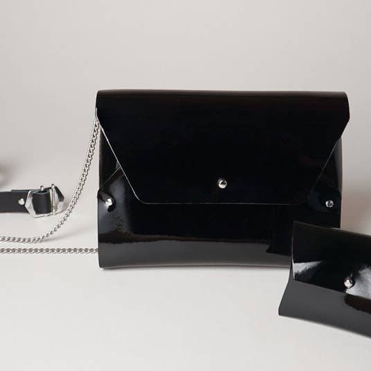 Schwarze Lackledertasche Modell Pliage mit passender Clutch für den Großhandel von 114 Paris