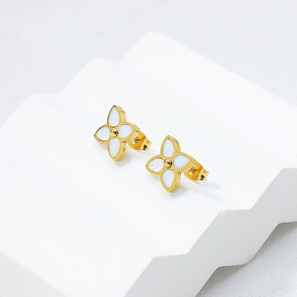 White Leaf - Wholesale Stud/Post Earrings - Four Leaf Flower Earring in Gold & Pearl
0