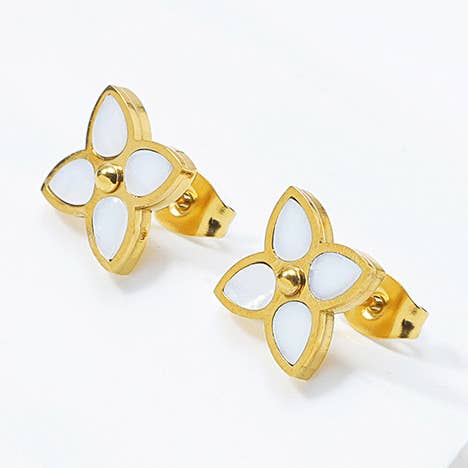 Vierbladige Bloem Oorbel in Goud & Parel voor wholesale door White Leaf