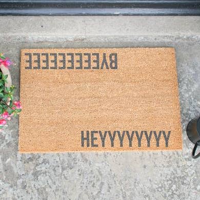 Heyyyy, Byeeeee Graue Fußmatte für den Großhandel von Artsy Mats