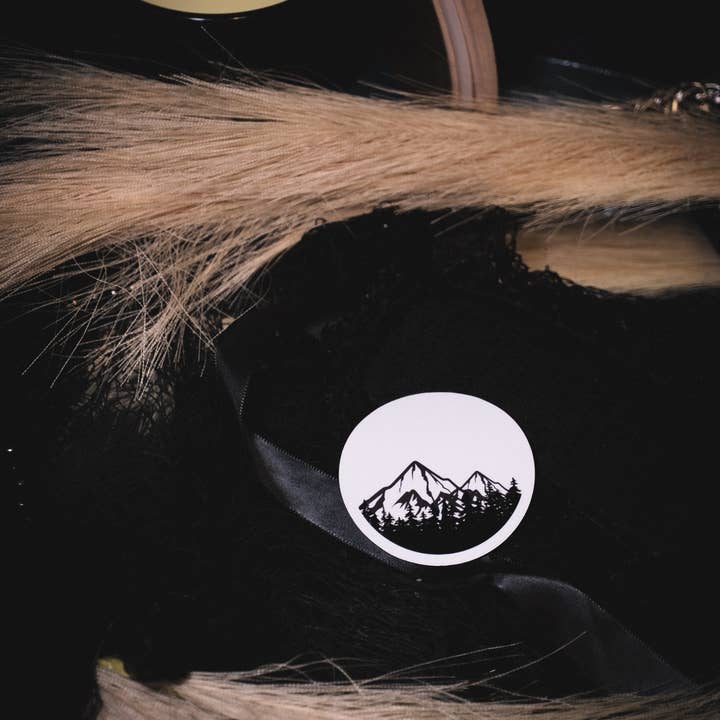 Nas Montanhas - Autocolante Portões de Bellthorn por atacado de Smut & Stick