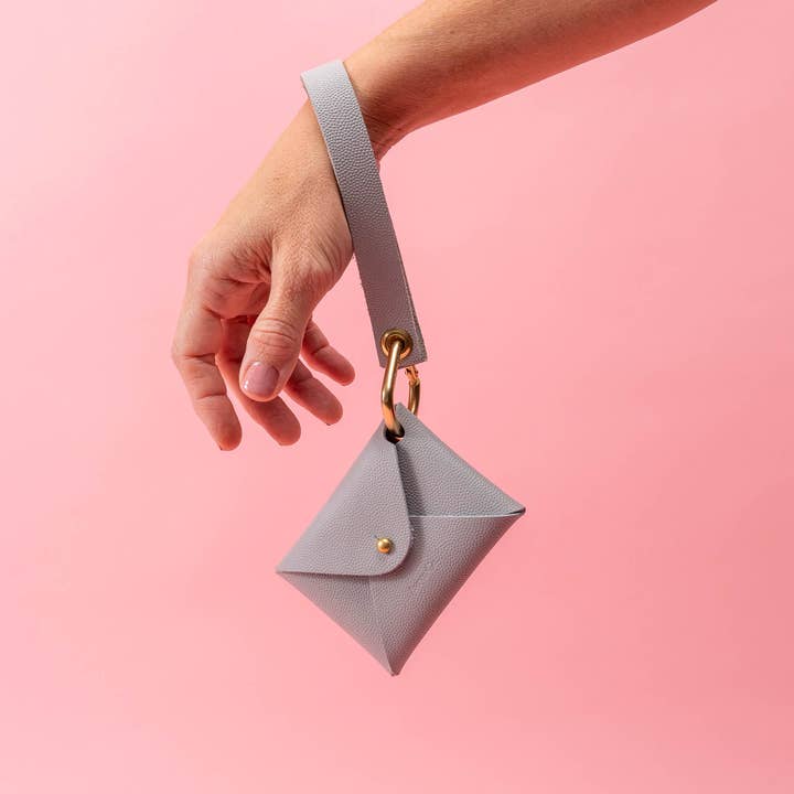 Ensemble de porte-monnaie et bracelet en cuir grainé gris plume pour la vente par Avryn Co.