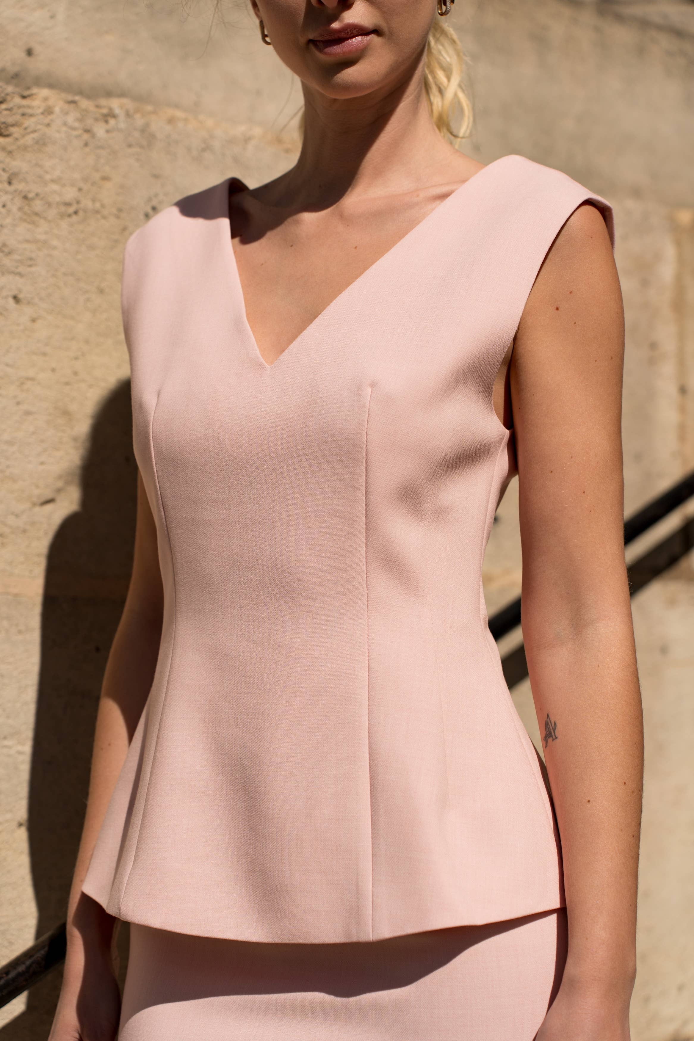 Attentif Paris - Wholesale Blouse - Women's - [Aura] Sleeveless top with V-neck3