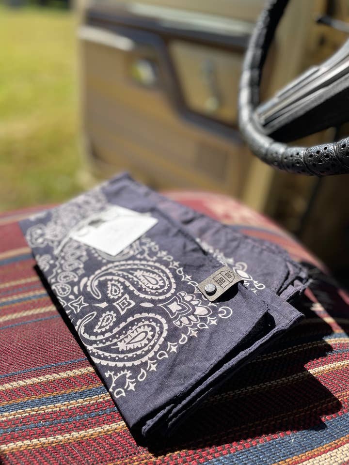 Bandanas délavés vintage bleu marine pour la vente par Aromas Barn Co.