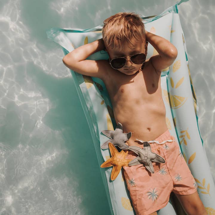 Swim Essentials | Meerkleurig Opduik Speelgoed Sea Stars for wholesale on Faire2