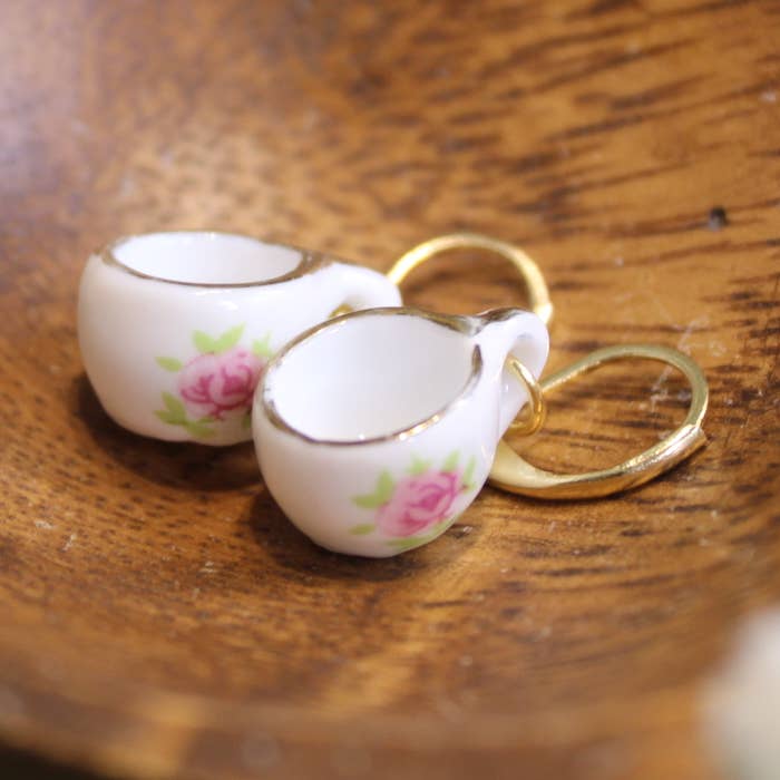 Boucles d'oreilles Tasse à Thé - Or 24K - Porcelaine - Floral - Créoles pour la vente par Earth Star Healing Collective