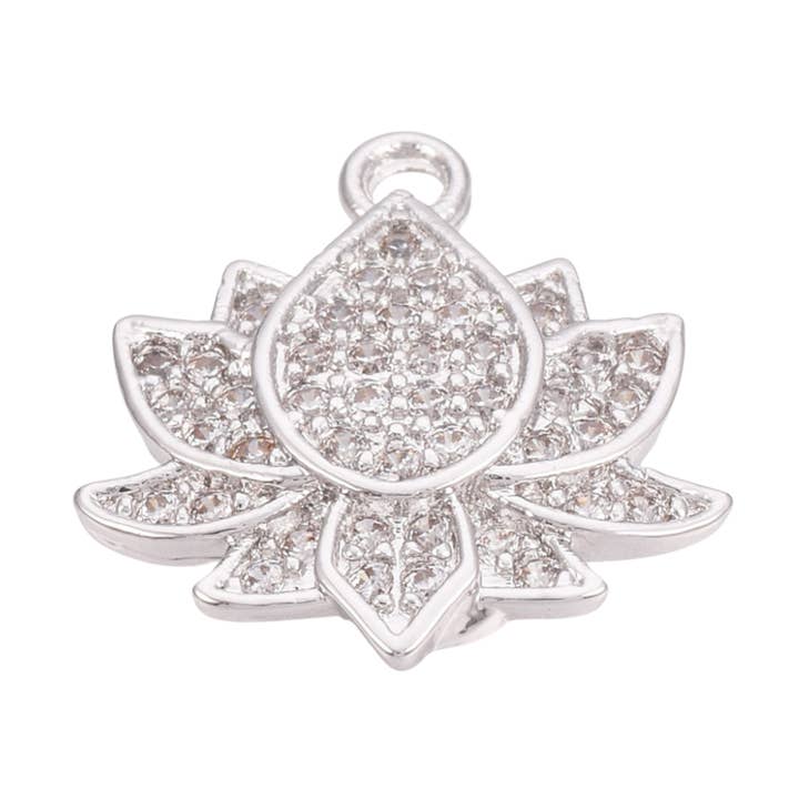 Lotusblomst-charm med sølv pavé for engroshandel hos The Charm Bar Company