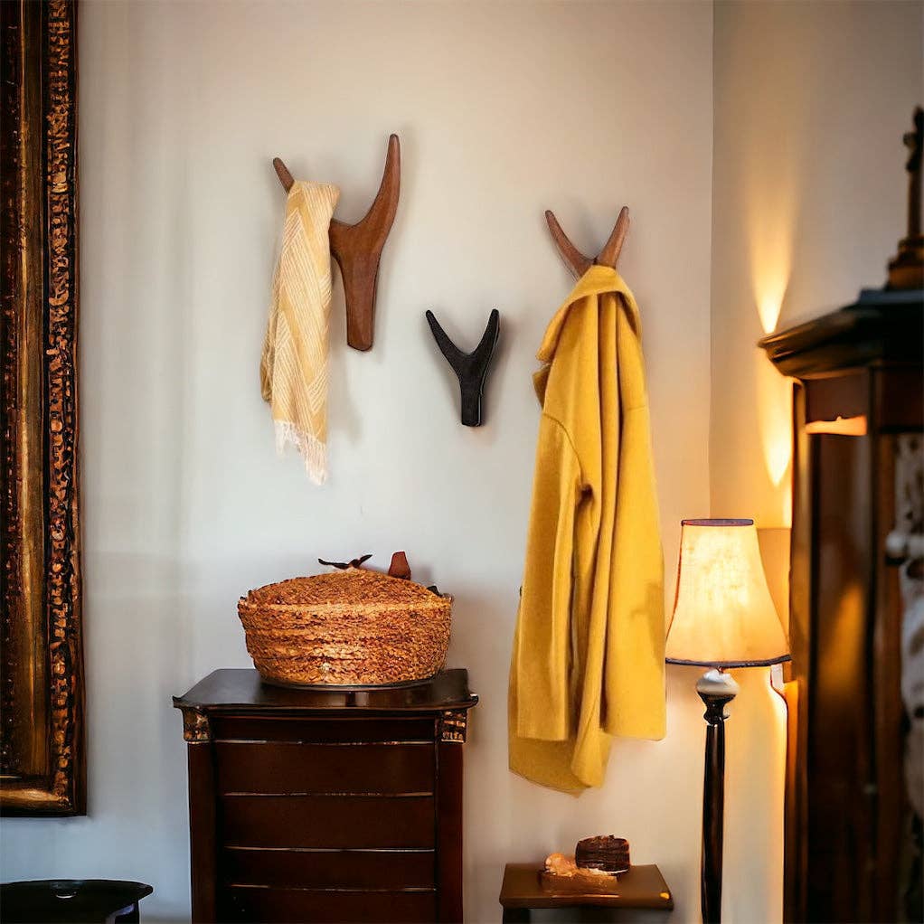 The African Home Goods - Vente Décoration murale - Tête Nguni Noire Iroko | Décoration Murale Tête d'Animal | Décor de Ferme Fait Main - Noir1