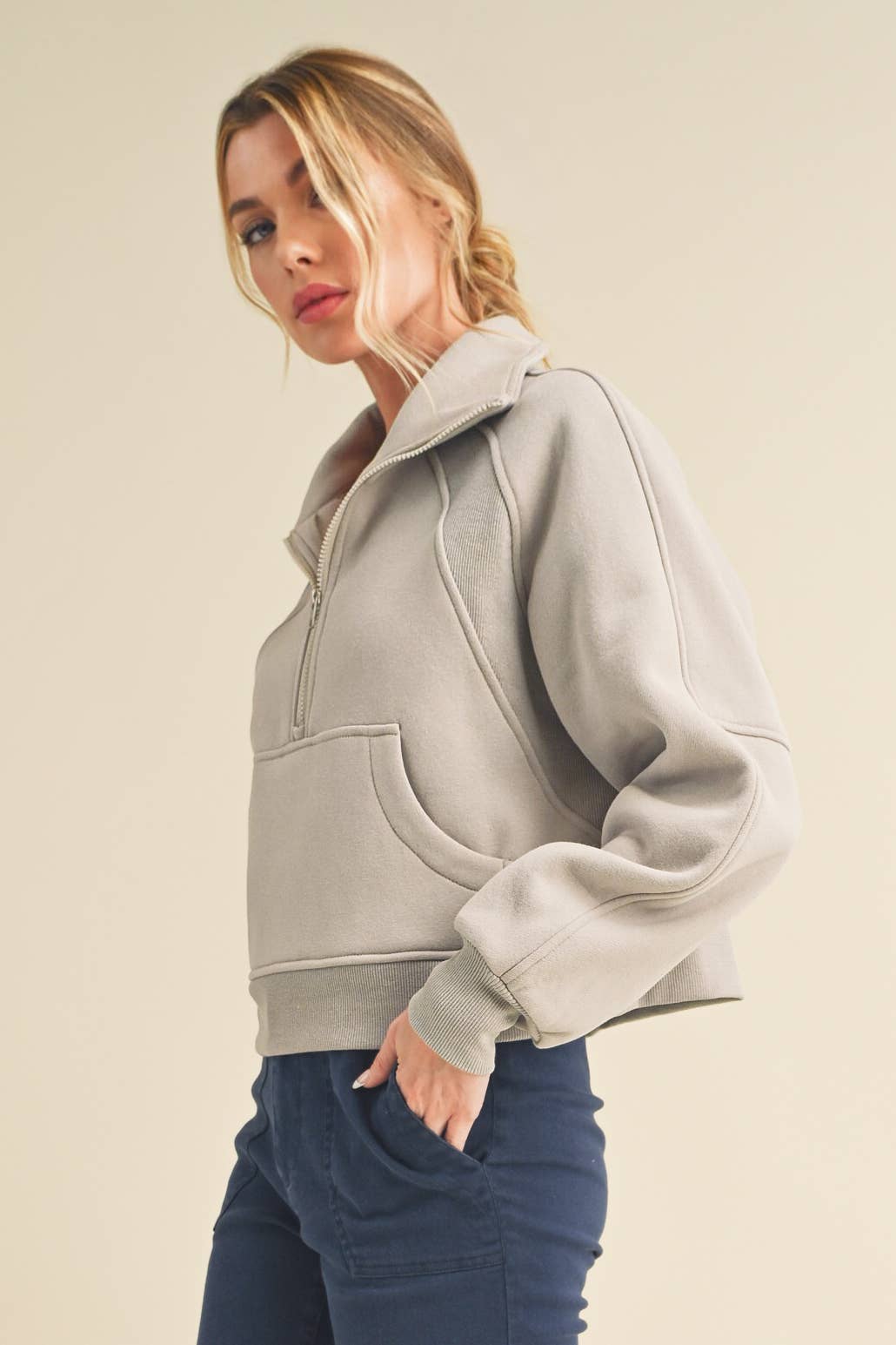AEMI + CO - Venta al por mayor Sudadera - Mujer - 950CK Dove - Suéter con media cremallera y cuello tipo embudo7