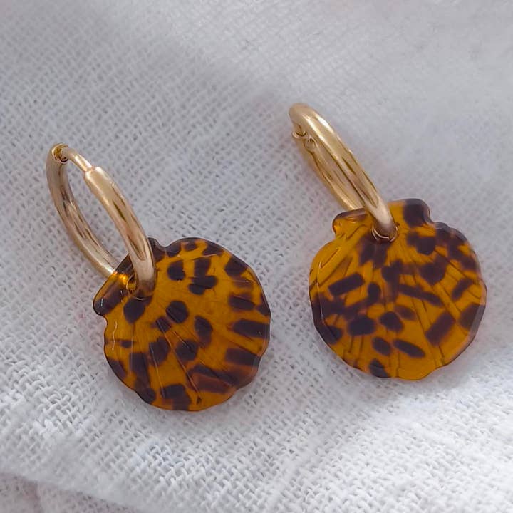 Mini creoli con ciondolo a conchiglia in acrilico, disponibili in vari colori per la vendita all'ingrosso da parte di Les Noeuds de Maman