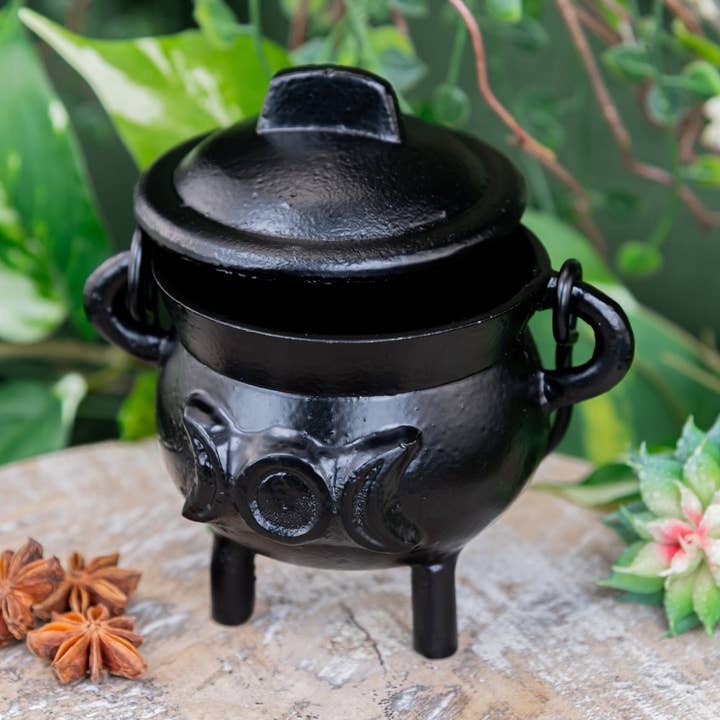 Chaudron déesse triple lune en fonte de 3". pour la vente par Down To Earth