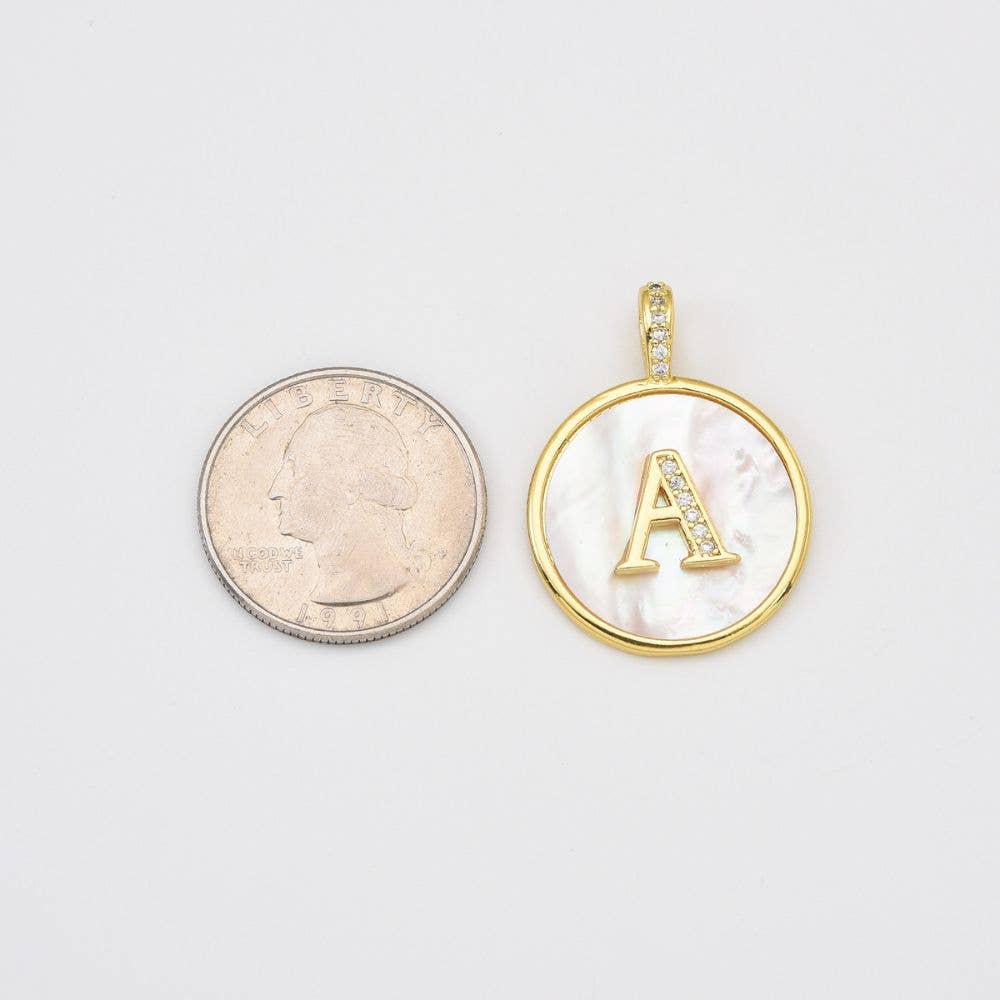 findings4uGem – wholesale Hänge-/berlockhalsband – Guldpläterad pärlemor initialbokstavsberlock, CP20380