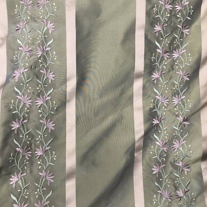 Fancy Styles Fabric - Vente Tissu - NOUVEAU ! VENTE ! Tissu brodé de taffetas 100% soie Duchesse Adele - Vert avec fleurs lavande1