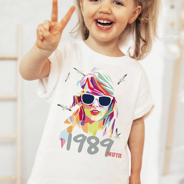 Par.tees by Party On! - Venta al por mayor Camiseta serigrafiada - Niños - Camiseta Gráfica de Concierto Juvenil Taylor 1989 Era Swiftie 1989 Color