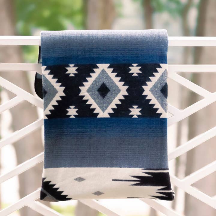 Manta de alpaca reversible tejida a mano con rombos en azul oscuro, gris y negro - Colección Yachana para venta al por mayor de Purple Nest Design