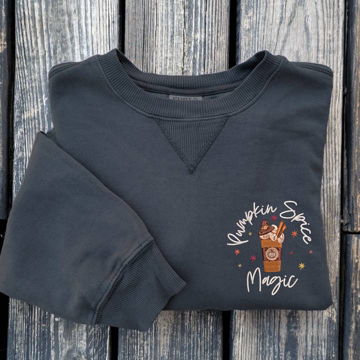 Pumpkin Spice Magic - Kolplaggfärgad Crewneck för wholesale av Cinci Made Embroidery