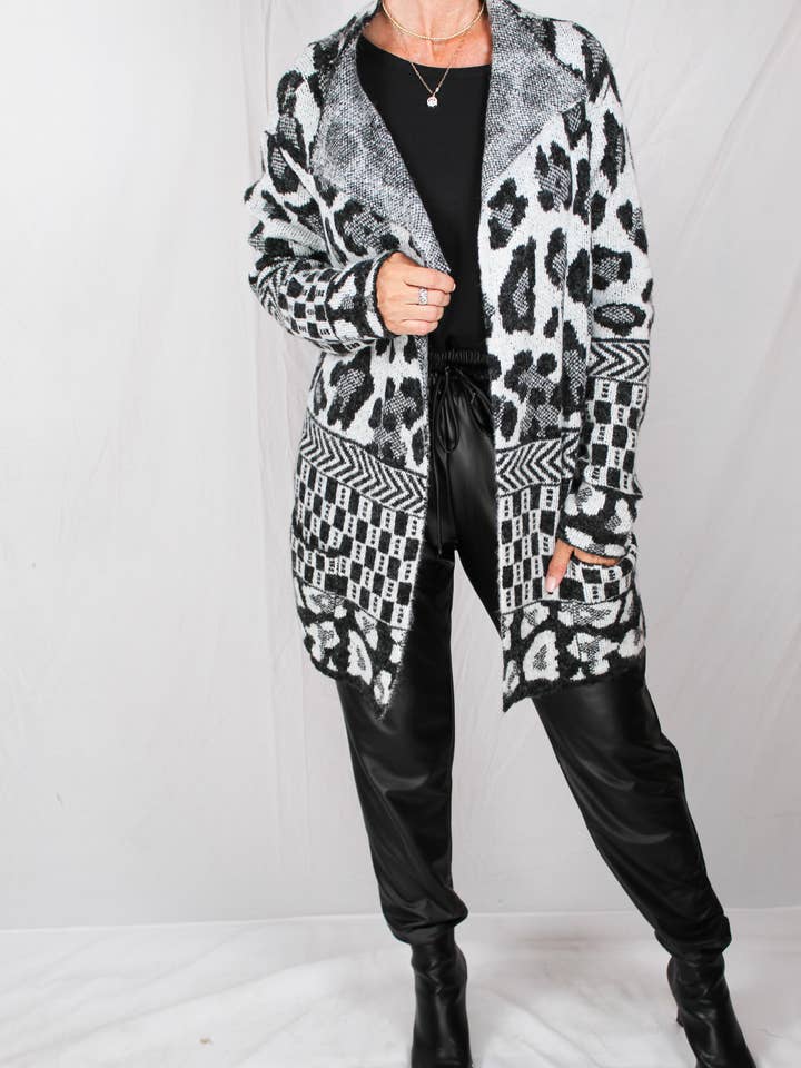 J2F6599135-A - Animal - Cárdigan de manga larga A651 para venta al por mayor de K & C Clothing, Inc.