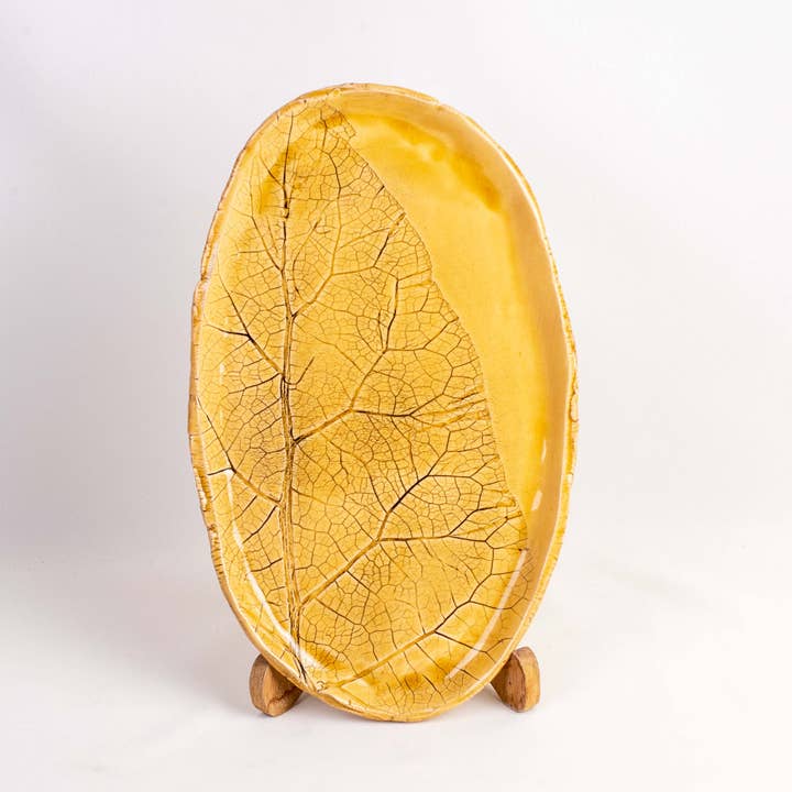 Assiette artisanale noire pour poissons Flora jaune 35 cm pour la vente par Pretty Plate