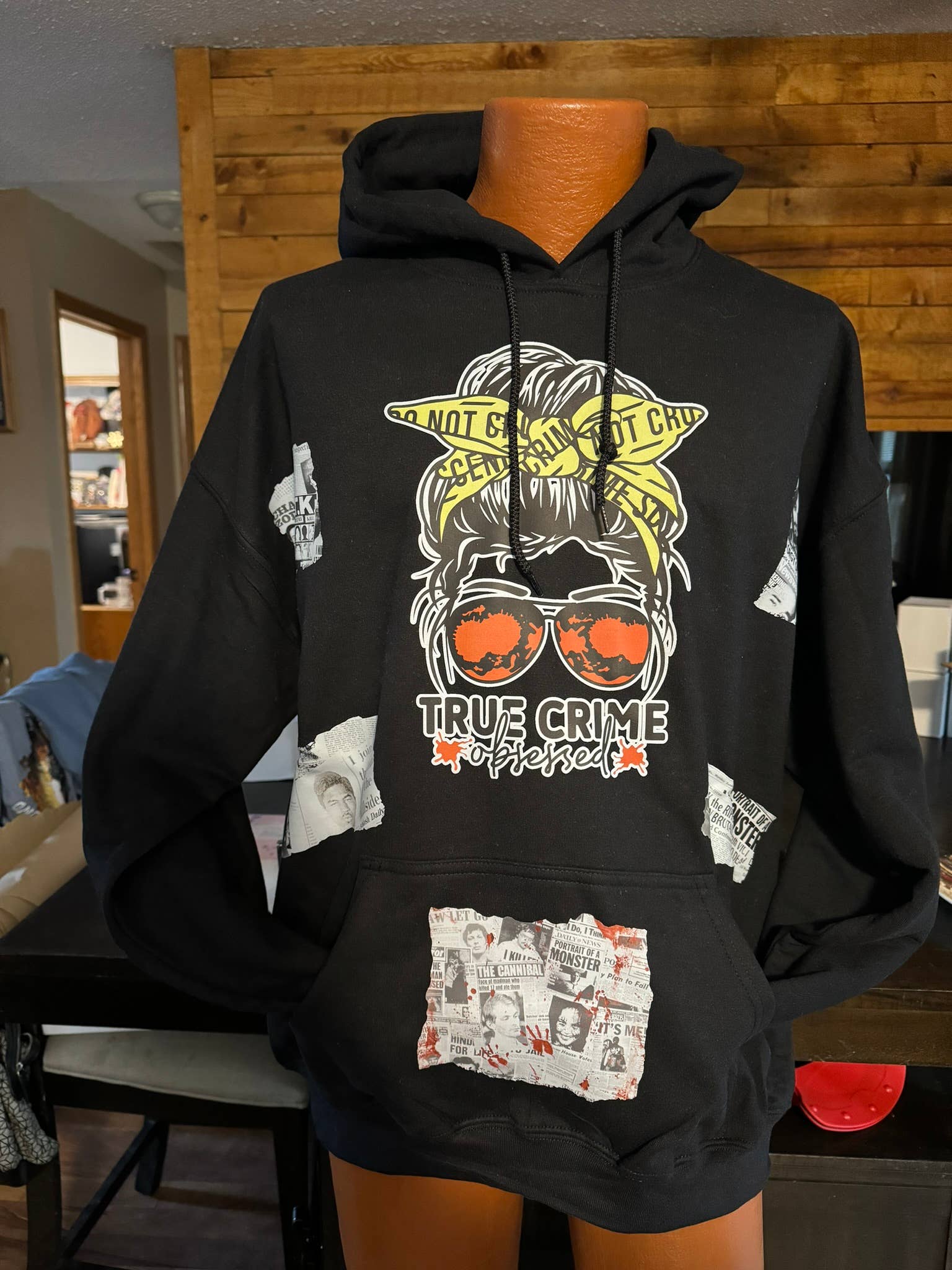 Zombie Paws – wholesale Hoodie - Dam – True Crime Obsessed Hoodie Med Nyheter Klippbilder1
