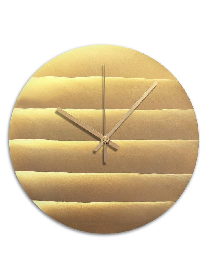 KLOKK - Vægur 'bølger' - Messing for engroshandel hos Klokkz