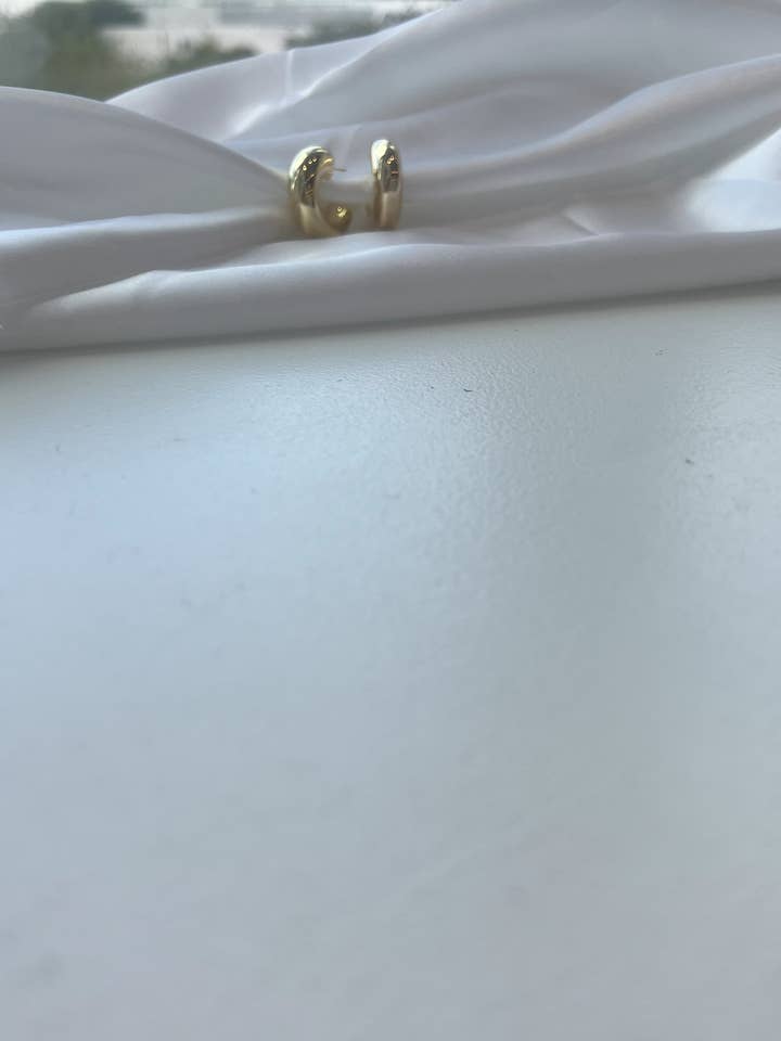 Dikke lichtgewicht hoepeloorbellen, met goud gevulde bubbelhoepels voor wholesale door By Jessi Jewelry