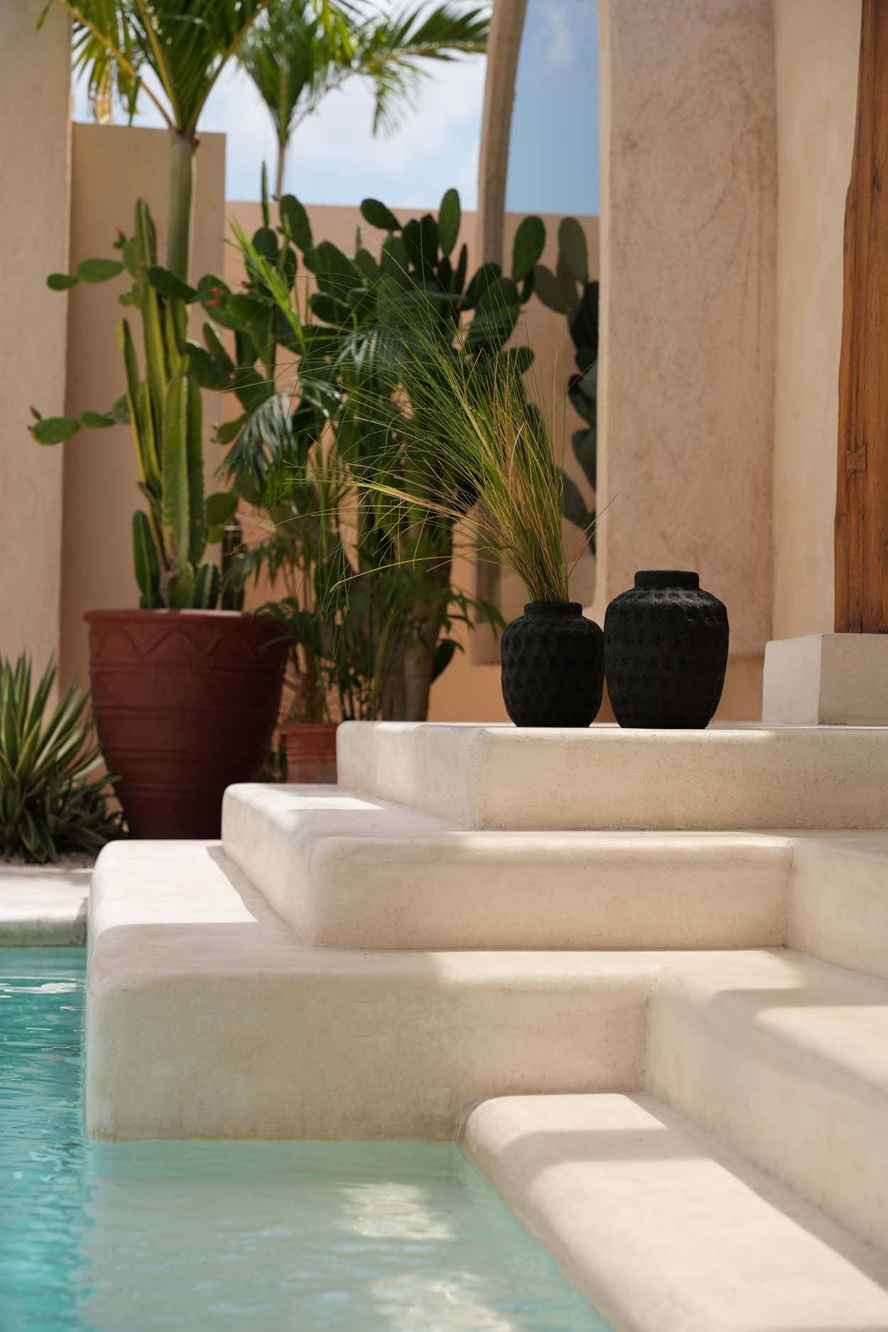 Bazar Bizar Living - Wholesale Vase - The Peaky Vase - Black - M1