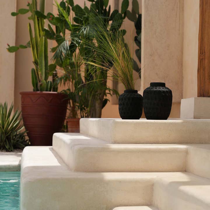 Bazar Bizar Living - Wholesale Vase - The Peaky Vase - Black - M1