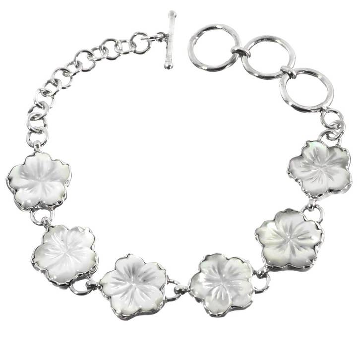 Bracelet en argent sterling 925 avec fleur en nacre blanche. pour la vente par FifiRose