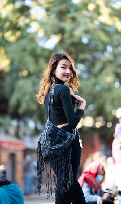 Earth Divas - Vendita all'ingrosso Borsa a tracolla - Donna - Borsa porta passaporto triangolare in cotone lavato con frange3