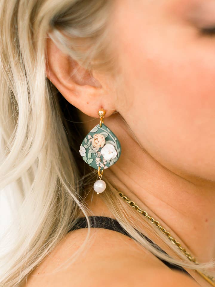 Seraphine Floral Pendante pour la vente par Aurora Boheme