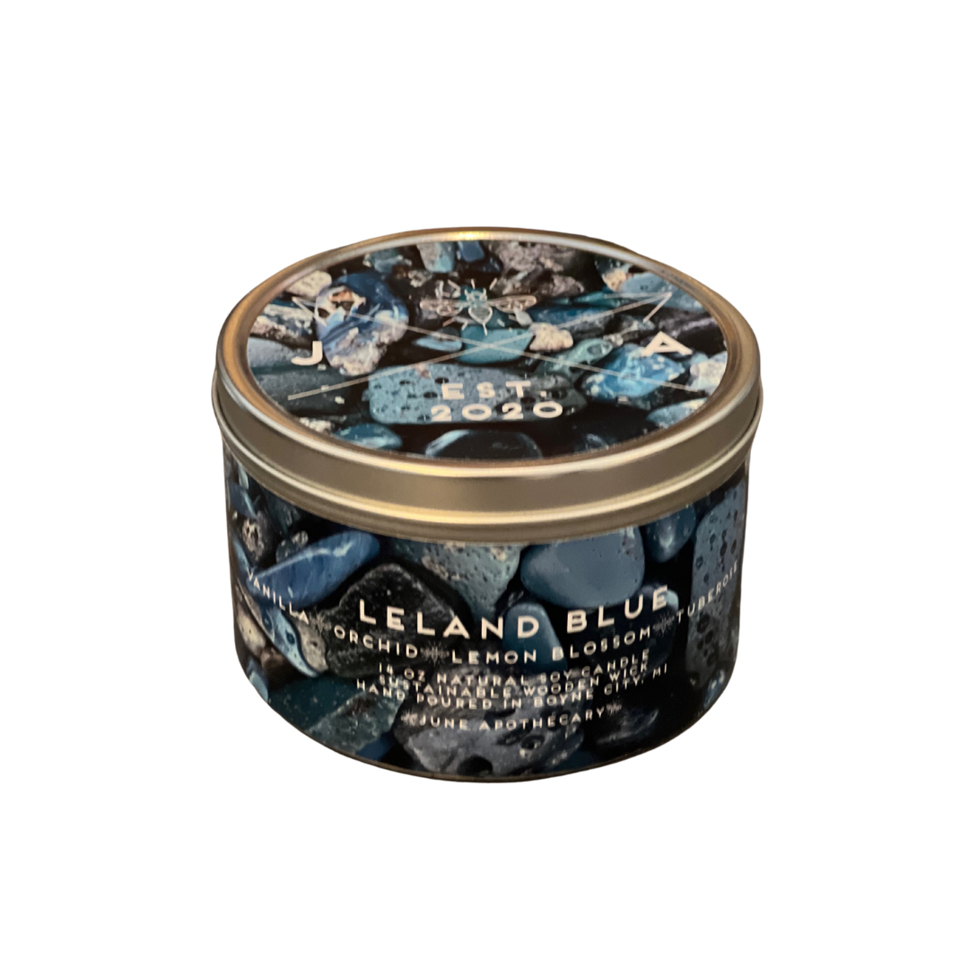 June Apothicarie - Vente Bougies de voyage - Bougie en étain à mèche en bois Leland Blue de 11 oz - Michigan2