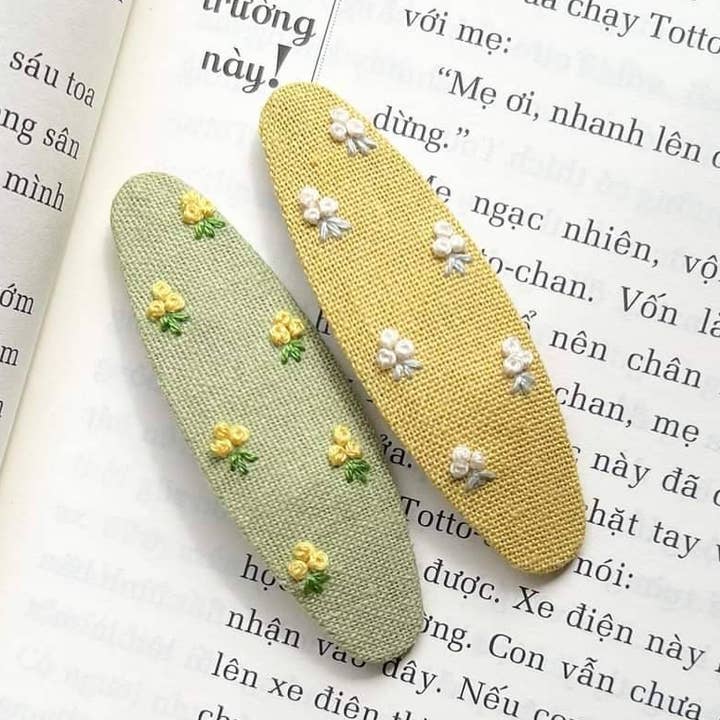 Barrette à cheveux brodée à petites fleurs, collection Allison pour la vente par Quince Fables