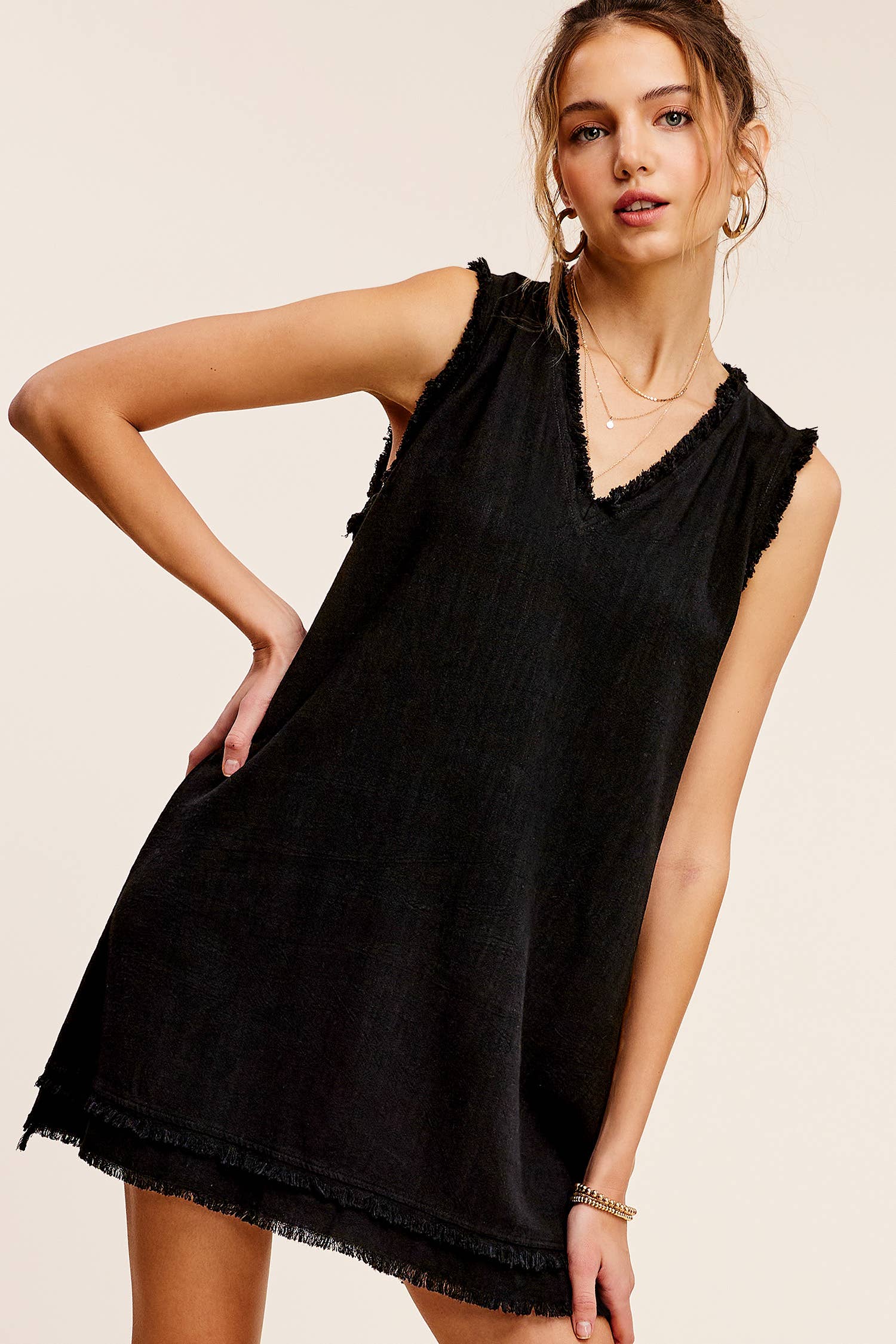 La Miel - Vendita all'ingrosso Vestito - Donna - Abito mini La Miel in tessuto morbido con bordo tagliato e orlo sfrangiato a V13