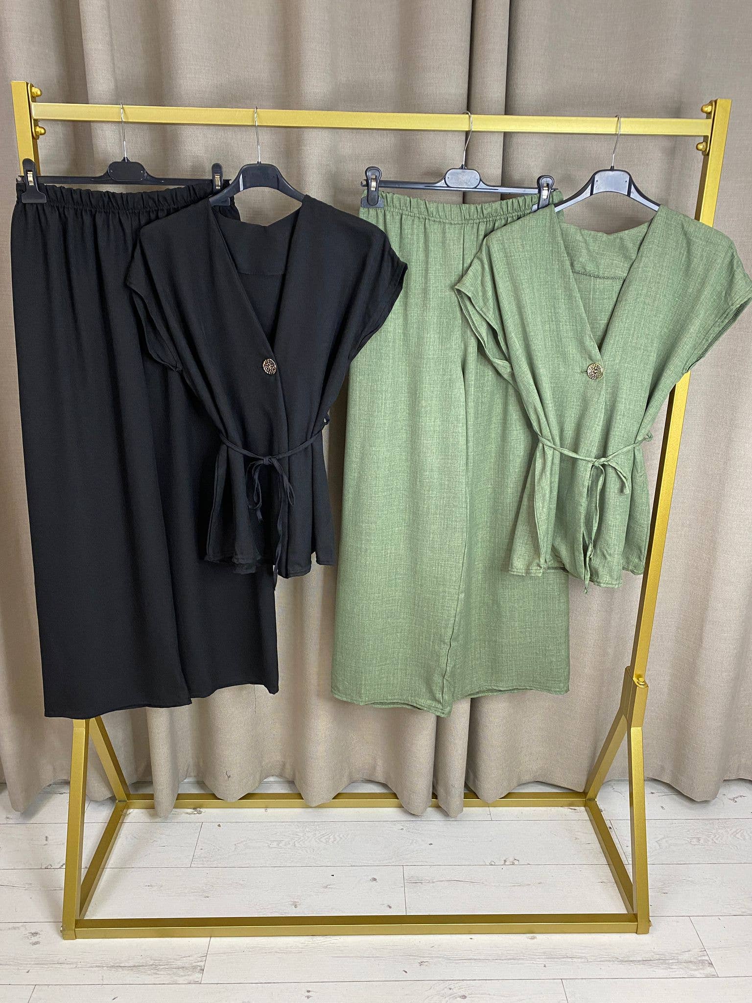 My Winners Direct – Großhandel Set aus Oberteil und Hose (NICHT Loungewear) – Damen – Savya Gold Knopf Weste und Weitbein-Hosen Co-Ord Set2