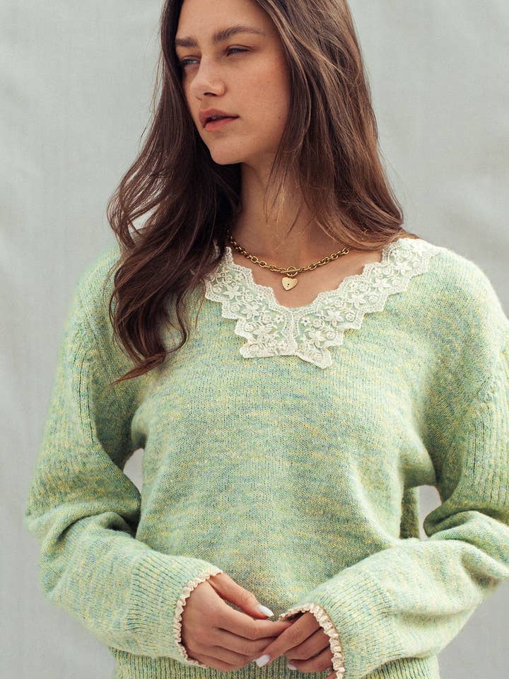 Pull en maille avec bordure en dentelle pour la vente par Fashion Week