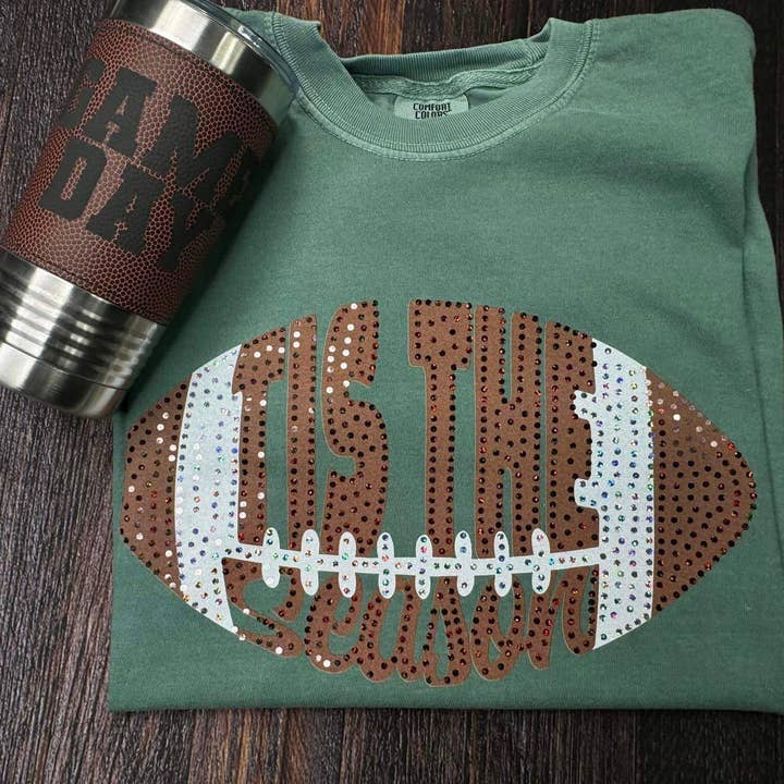 Dit is The Season Football Spangle Comfort Colors met korte mouwen voor wholesale door Dockery Corporation