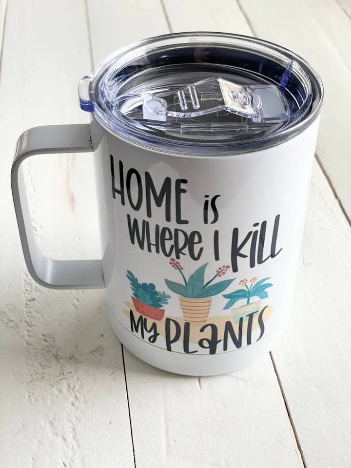 Casa é onde mato as minhas plantas, Caneca Isolada de Estilo Camp de 10oz com Asa e Tampa à Prova de Fugas. por atacado de Three Black Cats Inc.