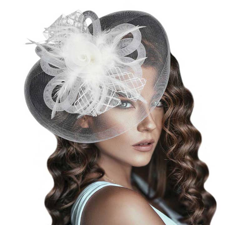 Serre-tête avec fleur en maille de plumes pour la vente par Madeline Love